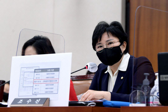 조수진 국민의힘 의원이 30일 오후 서울 여의도 국회에서 열린 법제사법위원회 전체회의에서 공수처의 야당 대선 후보 및 국회의원 등 통신기록 조회 논란에 대해 김진욱 고위공직자범죄수사처장에게 현안 질의를 하고 있다. 연합뉴스